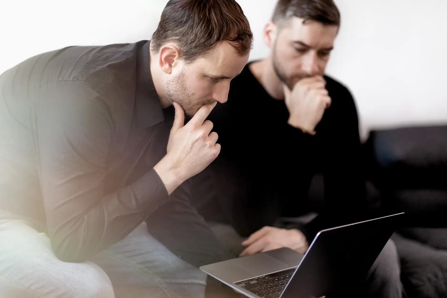 STARK-Team betreut Google-Ads-Konten am Laptop im Büro in Heidelberg