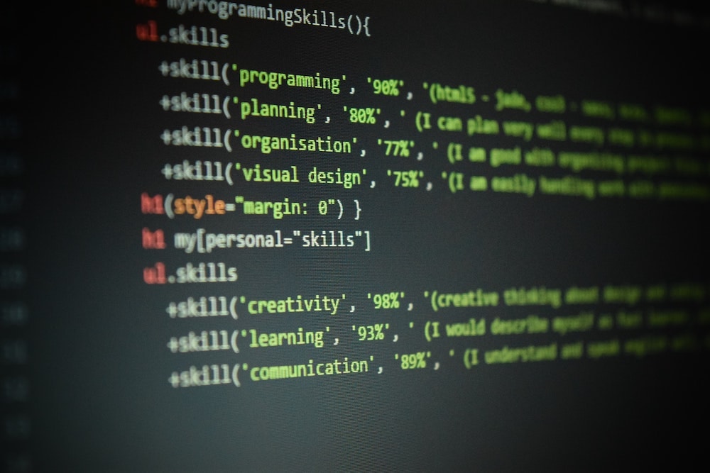 Eine HTML-Datei mit Code in einem HTML-Editor geöffnet um eine Website zu erstellen