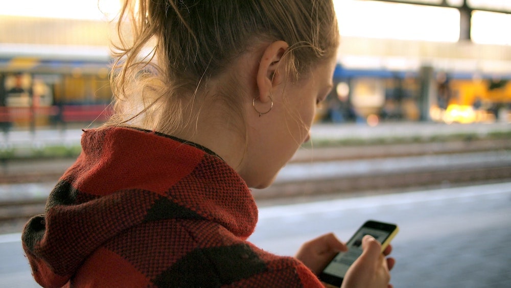 Frau, die die Website von Search Engines benutzt und in die Suchergebnisse nach local businesses durchsucht
